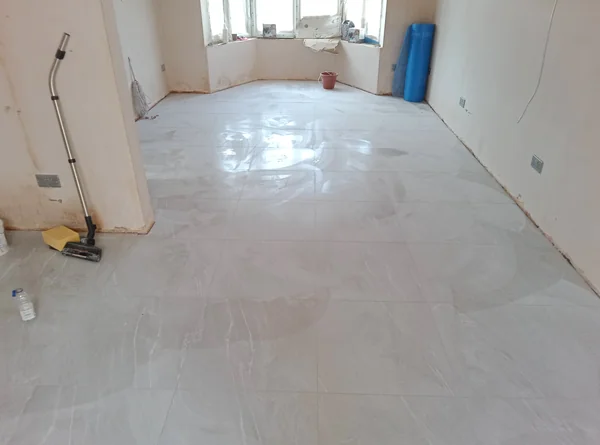 Large-format floor — Levelled substrate, minimal joints